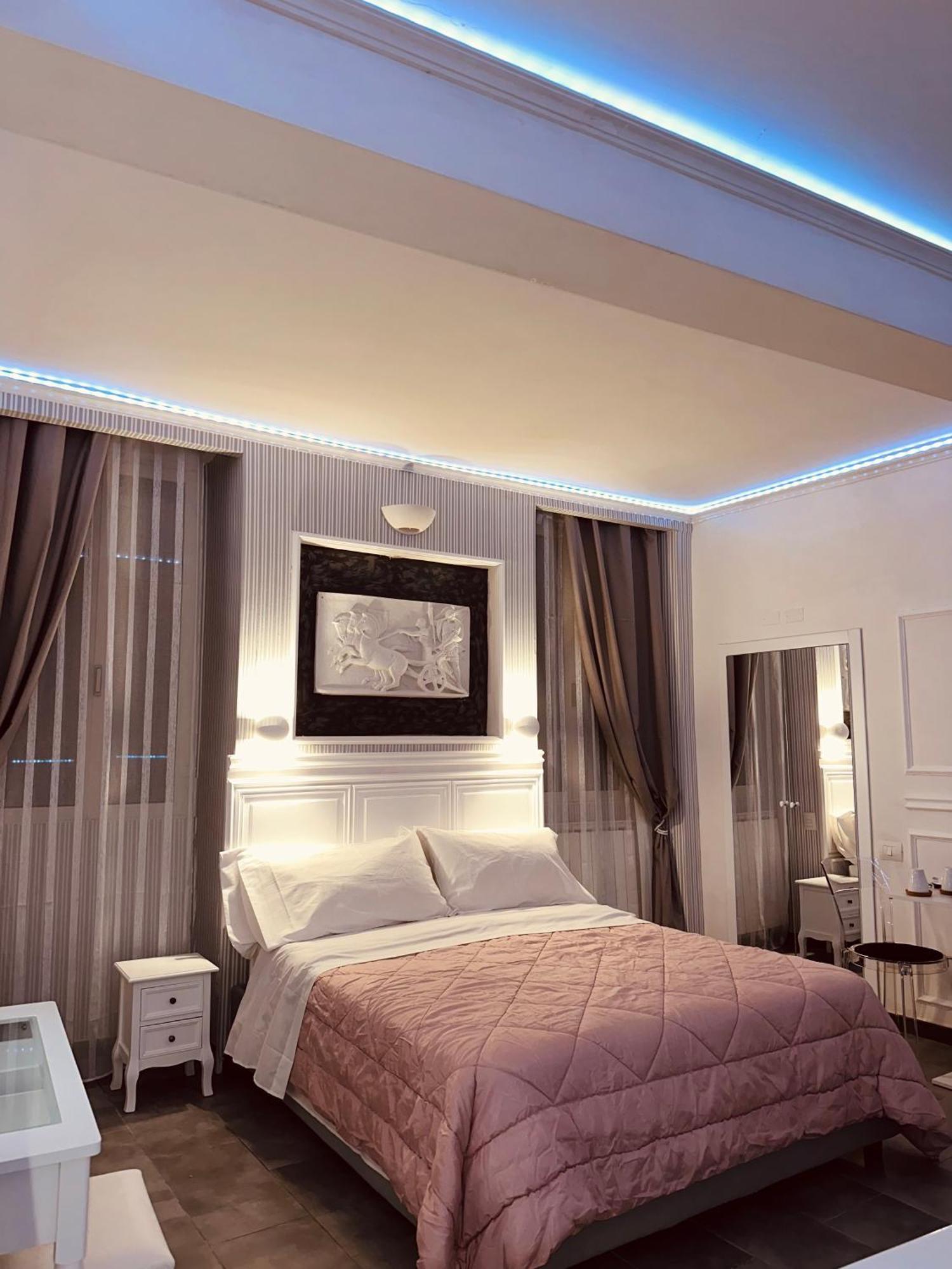Habitación con cama extragrande y bañera de hidromasaje